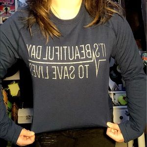 lightly loved Greys Anatomy shirt. very cute and flattering. too small for me :(